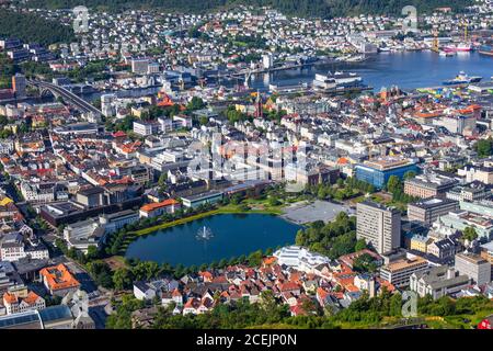 Bergen City, Scenic Aerial View Panorama Hafen Stadtbild unter dramatischem Himmel bei Sonnenuntergang Sommer vom Top of Mount Floyen Glass Balcony Aussichtspunkt Stockfoto