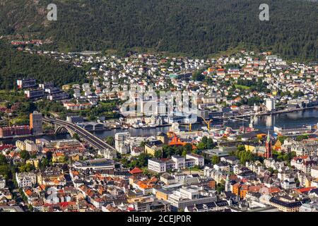 Bergen City, Scenic Aerial View Panorama Hafen Stadtbild unter dramatischem Himmel bei Sonnenuntergang Sommer vom Top of Mount Floyen Glass Balcony Aussichtspunkt Stockfoto