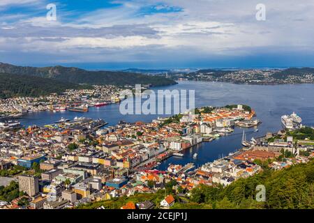 Bergen City, Scenic Aerial View Panorama Hafen Stadtbild unter dramatischem Himmel bei Sonnenuntergang Sommer vom Top of Mount Floyen Glass Balcony Aussichtspunkt Stockfoto