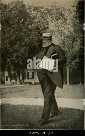 . Das Leben und Werk von Dwight L. Moody, präsentiert der christlichen Welt als Hommage an die Erinnerung an den größten Apostel der Zeit.  :»-!«-^*^». HERR MOODY IN THE GROVE BEI NORTHFIELD.LIFEWORKOFDWIGHT00CHAP Stockfoto