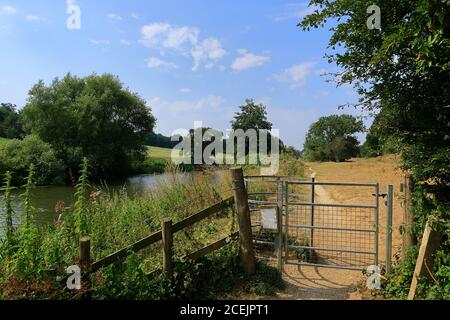 Ein unbefestigte Fußweg entlang der River Medway in der Nähe von Wateringbury Stockfoto