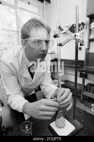 Ein Niveau Chemie Praktiker in Aktion an der Bournemouth School in Dorset, die ein Jungen Gymnasium ist. 18. November 1991. Foto: Neil Turner Stockfoto