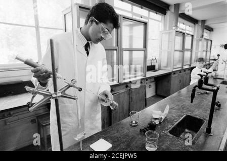 Ein Niveau Chemie Praktiker in Aktion an der Bournemouth School in Dorset, die ein Jungen Gymnasium ist. 18. November 1991. Foto: Neil Turner Stockfoto