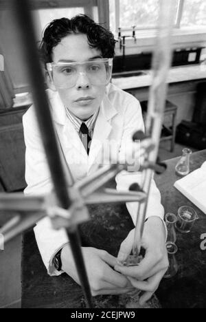 Ein Niveau Chemie Praktiker in Aktion an der Bournemouth School in Dorset, die ein Jungen Gymnasium ist. 18. November 1991. Foto: Neil Turner Stockfoto