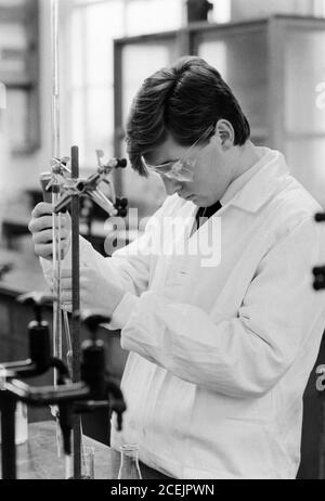 Ein Niveau Chemie Praktiker in Aktion an der Bournemouth School in Dorset, die ein Jungen Gymnasium ist. 18. November 1991. Foto: Neil Turner Stockfoto