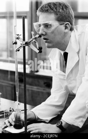 Ein Niveau Chemie Praktiker in Aktion an der Bournemouth School in Dorset, die ein Jungen Gymnasium ist. 18. November 1991. Foto: Neil Turner Stockfoto