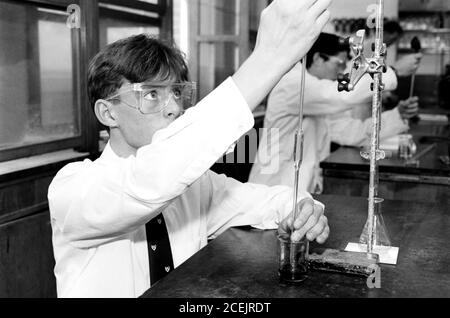 Ein Niveau Chemie Praktiker in Aktion an der Bournemouth School in Dorset, die ein Jungen Gymnasium ist. 18. November 1991. Foto: Neil Turner Stockfoto