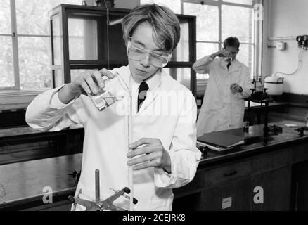 Ein Niveau Chemie Praktiker in Aktion an der Bournemouth School in Dorset, die ein Jungen Gymnasium ist. 18. November 1991. Foto: Neil Turner Stockfoto