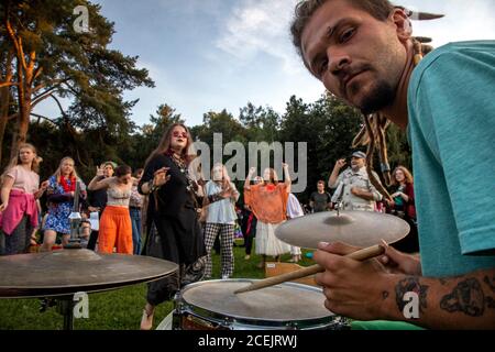 Moskau, Russland. 1. September 2020 Traditionelles Treffen der Fans der Hippie-Subkultur im Zarizyno-Park von Moskau, Russland. Mehrere Dutzend Menschen nehmen Teile des Open Air, um alternative Künste und Musik zu genießen Stockfoto