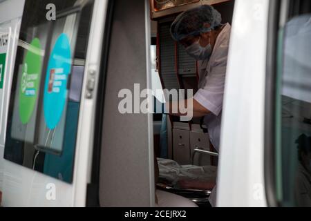 Moskau, Russland. 1. September 2020 EIN mobiler Punkt für die kostenlose Impfung gegen Grippe in einem speziellen Krankenwagen auf Tverskaya Straße in der Nähe der U-Bahn-Station im Zentrum von Moskau, Russland Stockfoto