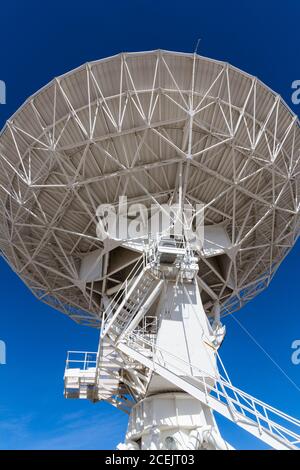 Eine Antennenschüssel des Karl G. Jansky Very Large Array Radioteleskop Astronomie Observatoriums in der Nähe von Magdalena, New Mexico in den Vereinigten Staaten. Das Sehr Stockfoto