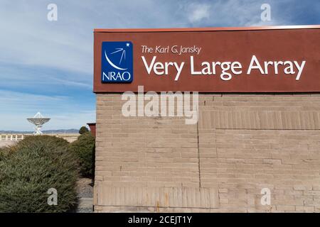 Besucherzentrum und Antennenschüsseln des Sternwarte Karl G. Jansky Very Large Array Radioteleskop in der Nähe von Magdalena, New Mexico in den Vereinigten Staaten Stockfoto