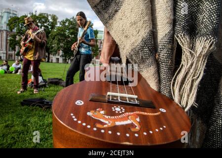 Moskau, Russland. 1. September 2020 Traditionelles Treffen der Fans der Hippie-Subkultur im Zarizyno-Park von Moskau, Russland. Mehrere Dutzend Menschen nehmen Teile des Open Air, um alternative Künste und Musik zu genießen Stockfoto