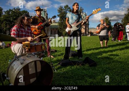 Moskau, Russland. 1. September 2020 Traditionelles Treffen der Fans der Hippie-Subkultur im Zarizyno-Park von Moskau, Russland. Mehrere Dutzend Menschen nehmen Teile des Open Air, um alternative Künste und Musik zu genießen Stockfoto