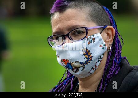 Moskau, Russland. 1. September 2020 Hippie Frau trägt Gesichtsschutz Maske nimmt Teil des jährlichen Treffen der Fans der Hippie-Subkultur im Tsaritsyno-Park von Moskau, Russland. Mehrere Dutzend Menschen nehmen Teile des Open Air, um alternative Künste und Musik zu genießen Stockfoto