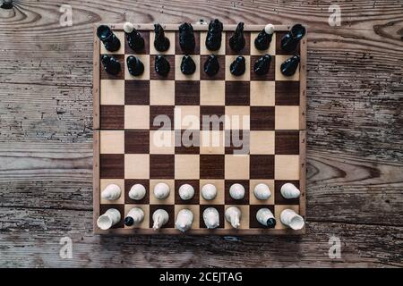 Von oben Ansicht des Schachbretts mit Schachfiguren auf Holz Hintergrund Stockfoto