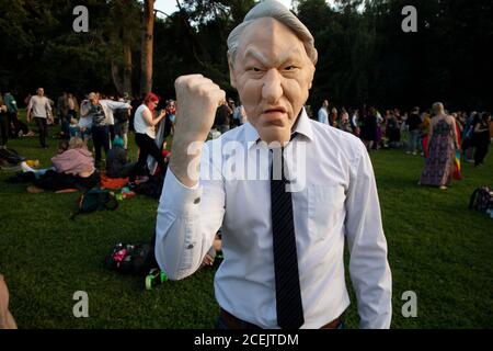 Moskau, Russland. 1. September 2020 EIN Mann mit der Maske des ersten russischen Präsidenten Boris Jelzin tanzt auf einer Open-Air-Party im Zarizyno-Park in Moskau, Russland Stockfoto