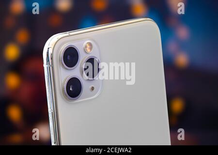 Calgary, Alberta, Kanada. Sep 01, 2020. IPhone 12 Start ist die Unterstützung für 5G-Technologie. Eine iPhone 11 Pro Max Rückseitenkamera mit Defocus Backgro Stockfoto