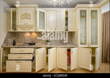 Vorderansicht des Luxus modernen neoklassizistischen beigefarbenen Kücheninnenraums Stockfoto