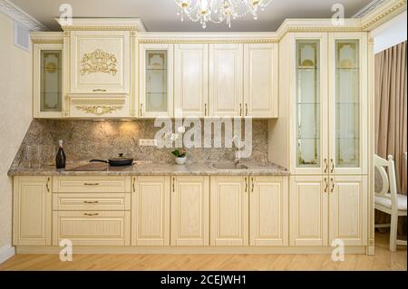 Luxuriöse moderne neoklassizistische beigefarbene Kücheneinrichtung Stockfoto