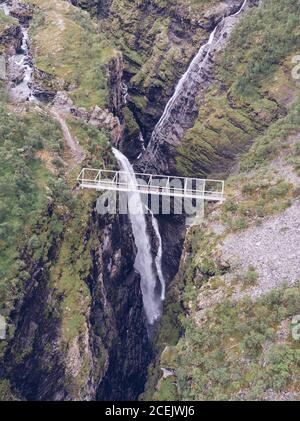 Malerische Drohne Blick auf kleine Brücke über herrliche Schlucht in der Nähe Toller Wasserfall Stockfoto