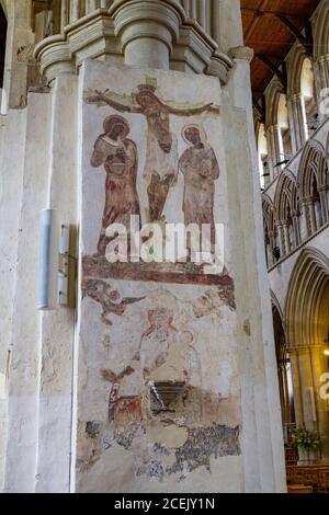 Jesus am Kreuz Gemälde, eines der seltenen Wandgemälde aus dem 12. Jahrhundert in der St Albans Cathedral, St Albans, Großbritannien. Stockfoto