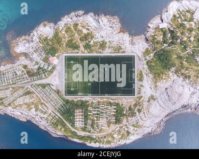 Drohnenansicht des quadratischen Fußballfeldes auf der felsigen Insel Lofoten, Norwegen Stockfoto