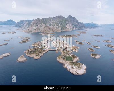 Lofoten Inseln im blauen Ozean von oben Stockfoto