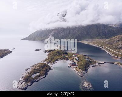 Lofoten Inseln im blauen Ozean von oben Stockfoto