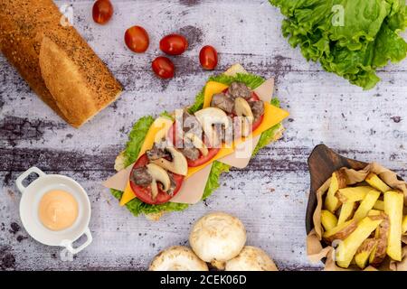 Von oben Blick auf landwirtschaftliche Gerichte mit Gemüse und Brot Auf Holzhintergrund in Ordnung gebracht Stockfoto