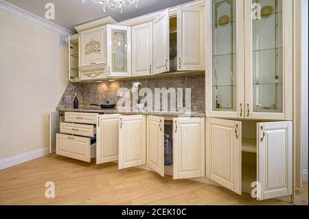 Einfache und luxuriöse moderne neoklassische beige Küche Interieur Stockfoto