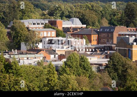 Ein Luftbild mit Blick auf Dächer, Wohnungen und Bäume in der Wote Street, London Street und New Road im Stadtzentrum von Basingstoke, Großbritannien Stockfoto