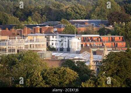 Ein Luftbild mit Blick auf Dächer, Wohnungen und Bäume in der Church Street, Wote Street und New Road im Stadtzentrum von Basingstoke, Großbritannien Stockfoto