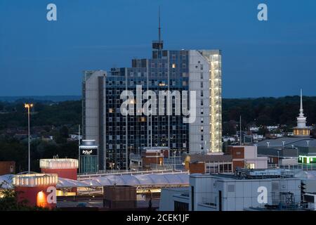 Churchill Place at Night - ein Hochhaus, das aus einem ehemaligen Bürogebäude für Wohnungen umgebaut wurde. Basingstoke, Großbritannien Stockfoto