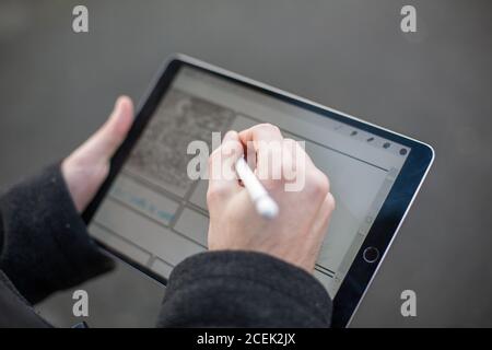 Nahaufnahme der Hände von Crop man mit einem Tablet Stift Stockfoto