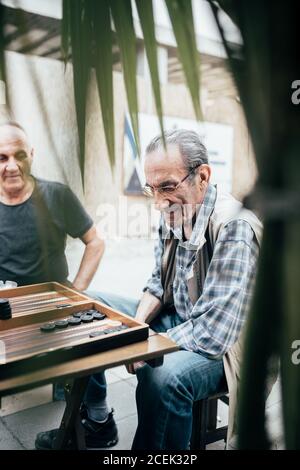 Istanbul, Türkei - Juli 10 2018: Ältere Leute sitzen auf der Straße und spielen Backgammon Stockfoto