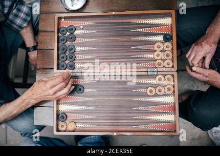 Von oben Schuss von zwei erwachsenen Männern spielen Backgammon während Sitzen auf der Straße von Istanbul Stockfoto