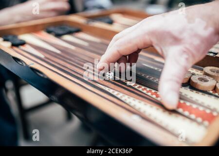 Von oben Schuss von zwei erwachsenen Männern spielen Backgammon während Sitzen auf der Straße von Istanbul Stockfoto