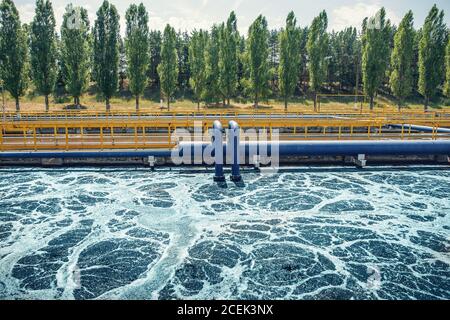 Reservoir zur Belüftung und biologischen Reinigung von Abwasser in der Kläranlage. Stockfoto