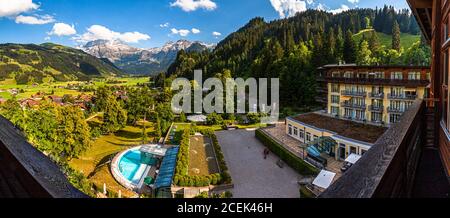 Hotel Lenkerhof, Lenk, Schweiz. Blick von einem der Balkone des Schweizer Hotels Lenkerhof auf die Lenk, den Park des Hotels und im Hintergrund auf den Wildstrubel Stockfoto