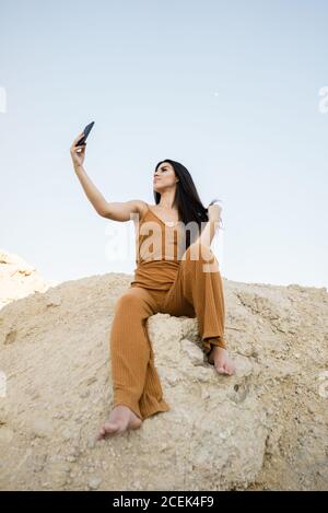 Stilvolle Frau beim Selfie am Strand Stockfoto