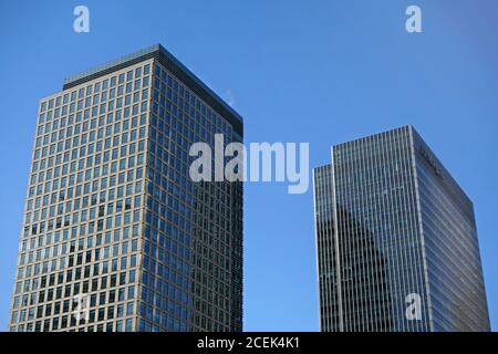 London, Großbritannien - 03. Februar 2019: 40 und 25 Gebäude an der Bank Street, die von Cesar Pelli & Associates an sonnigen Tagen entworfen wurden. Die meisten Wolkenkratzer in Stockfoto