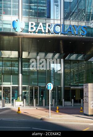 London, Großbritannien - 03. Februar 2019: Blaues Barclays-Logo am weltweiten Hauptsitz in Canary Wharf. Es sind britische multinationale Investitionen Stockfoto