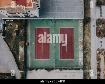Von oben Drohne Blick auf verwitterten Sportplatz in der Nähe Wohnung Gebäude in einer modernen Stadt Stockfoto
