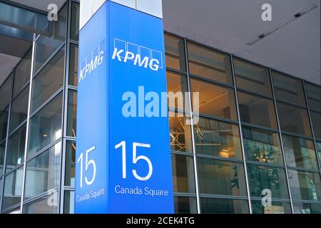 London, Vereinigtes Königreich - 03. Februar 2019: Blaue KPMG-Beschilderung am Eingang zu ihren Büros auf 15 Canada Square in Canary Wharf - Hauptsitz der compa Stockfoto