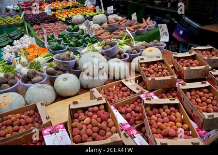 London, Vereinigtes Königreich - 04. Februar 2019: Typischer Lebensmittelmarkt in Lewisham, Litchi, Kürbisse und andere Gemüse / Obst auf der Straße Stand angezeigt. ICH Stockfoto