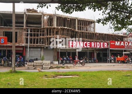 Antananarivo, Madagaskar - 24. April 2019: Holzgerüst auf dem Gebäude, in dem ein weiteres Stockwerk über dem Fahrradladen gebaut wird. Madagaskar ist arm, Peop Stockfoto