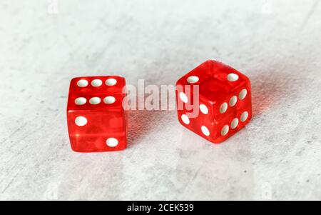 Zwei durchscheinende rote Würfelwürfelwürfelchen auf weißem Brett, das einfach zeigt Acht (Zahl 6 und 2) Stockfoto