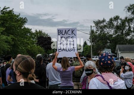 Kenosha, Usa. September 2020. Anhänger von Black Lives Matter versammeln sich an dem Ort, an dem Jacob Blake erschossen wurde, während Präsident Trump Kenosha, Wisconsin, am Dienstag, den 1. September 2020 besucht. Trump besuchte Kenosha, Wisconsin, eine Woche nachdem die Polizei Jacob Blake sieben Mal in den Rücken geschossen hatte. Foto von Alex Wroblewski/UPI Credit: UPI/Alamy Live News Stockfoto