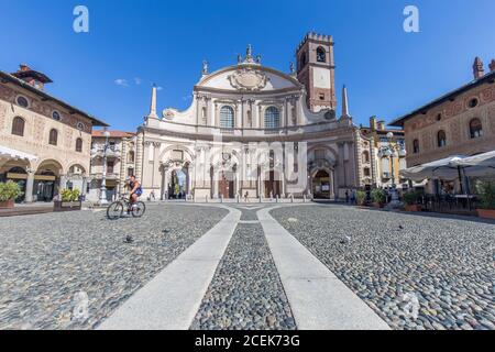 Vigevano, Italien - 30. August 2020: Blick auf den mittelalterlichen Hauptplatz von Vigevano bei Tageslicht. Stockfoto